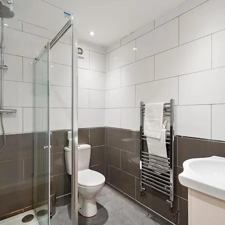 Boutique Abode - Sleeps 6-parking &garden Daire *